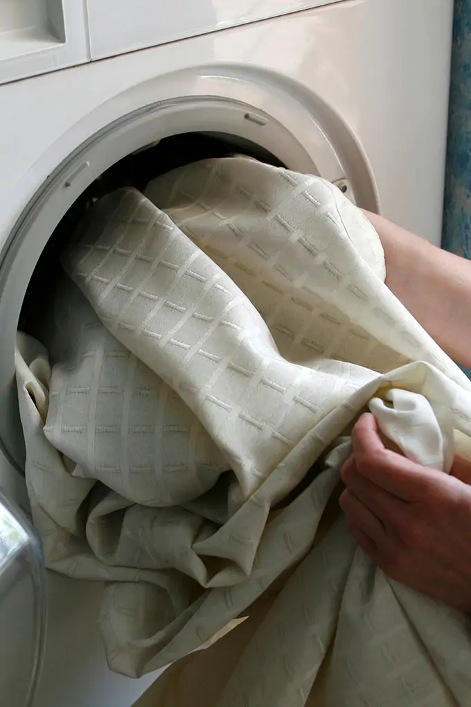 rideau dans une machine à laver